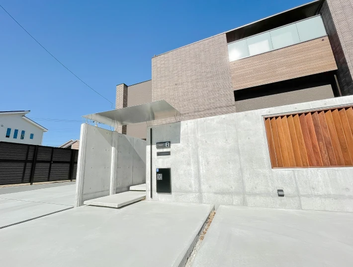 コンクリートの門柱と住宅外観のエントランス空間
