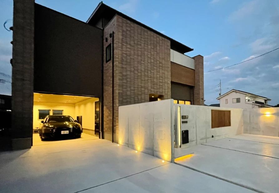 ガレージと一体になった住宅外観